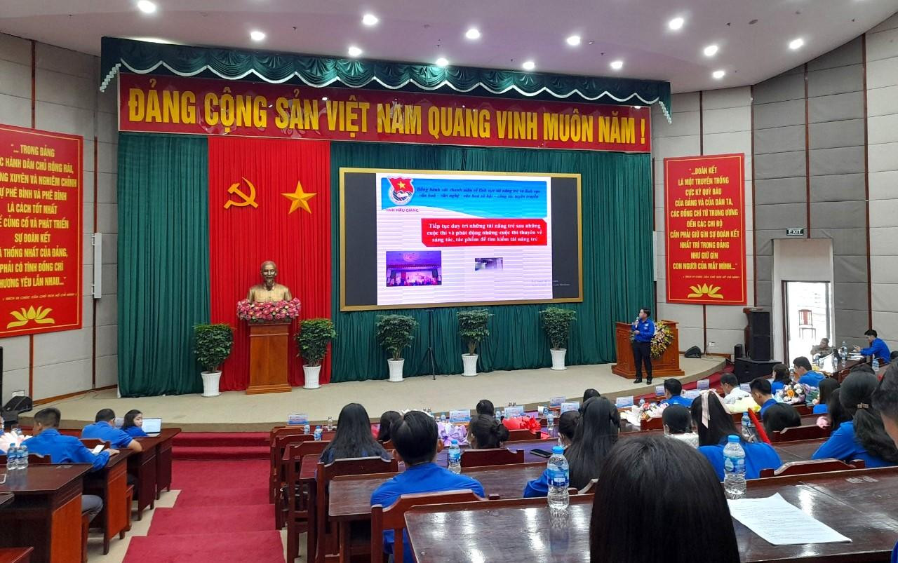 Thí sinh trình bày phần thi. Thí sinh trình bày phần thi.