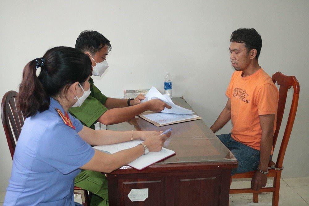 Đỗ Tấn Lộc tại cơ quan công an. Đỗ Tấn Lộc tại cơ quan công an.