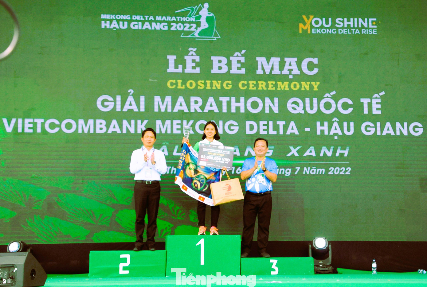 Trao giải kỷ lục cho VĐV Hoàng Thị Ngọc Hoa.