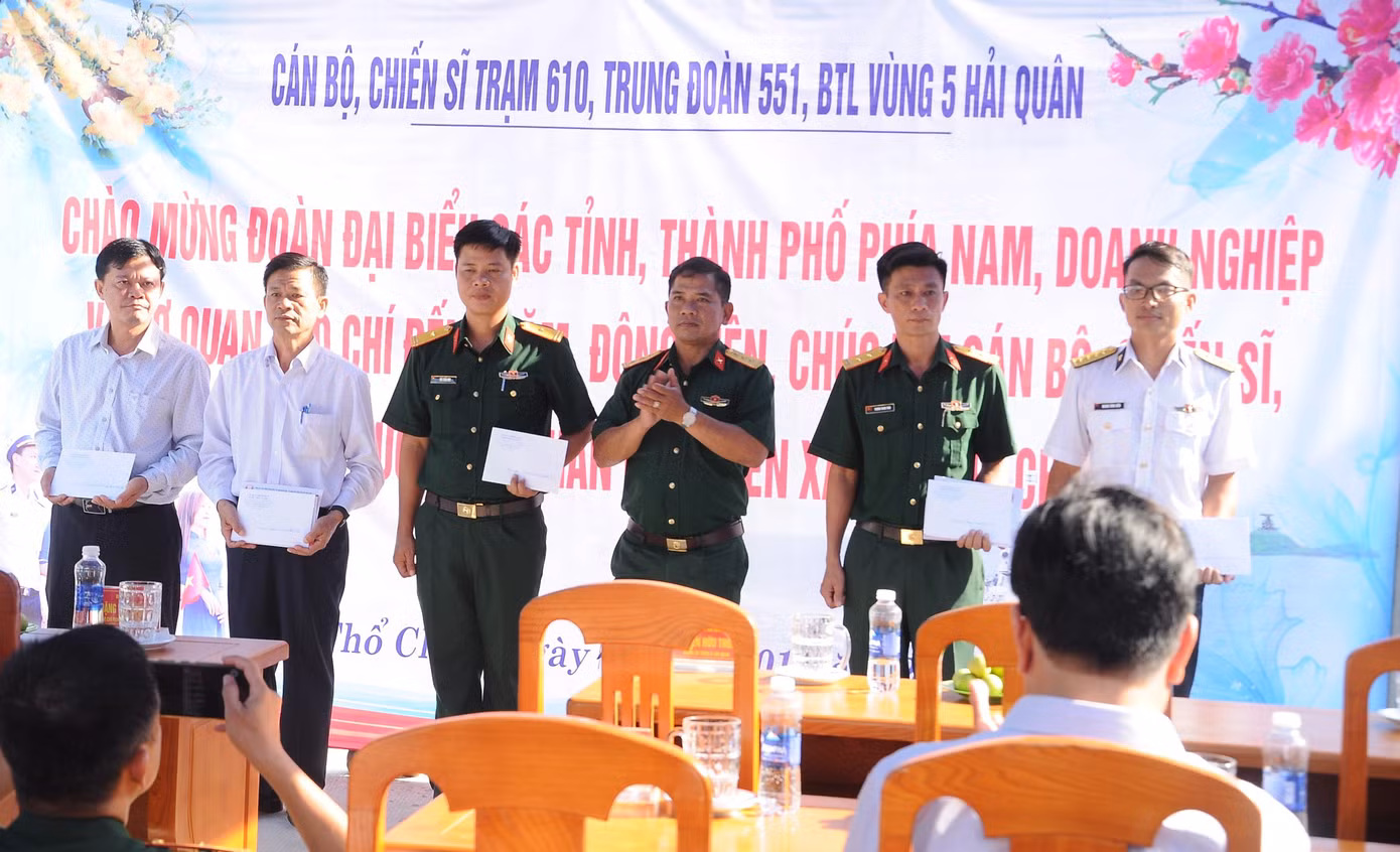 Đại biểu tặng quà các đơn vị tại Trạm Radar 610, Trung đoàn 551, Bộ Tư lệnh Vùng 5 Hải quân trên đảo Thổ Chu.