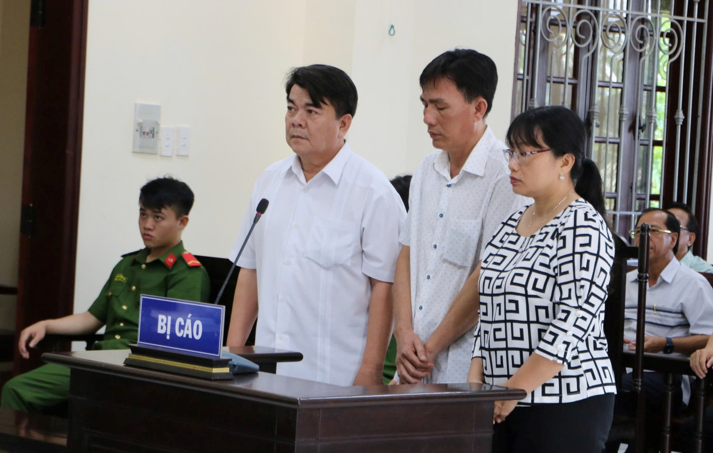 Các bị cáo Lành, Đẳng, Đoan (từ trái sang) tại tòa.