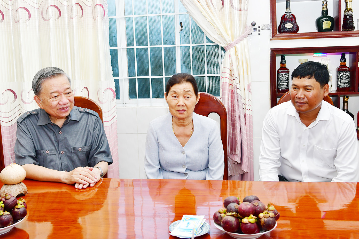 Chủ tịch nước thăm gia đình Anh hùng lực lượng vũ trang, Trung tướng Sơn Cang.