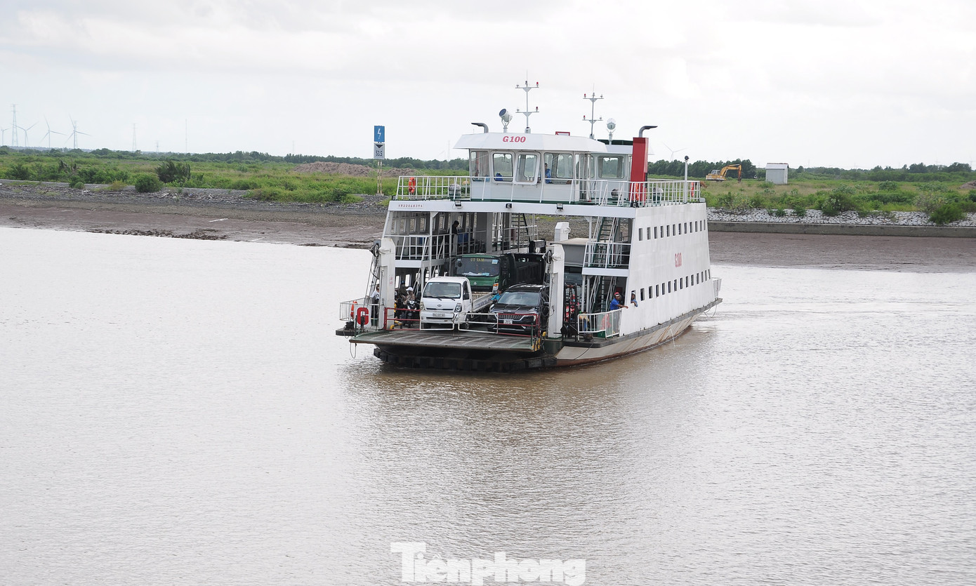 Phà qua kênh Tắt. Ảnh: CK