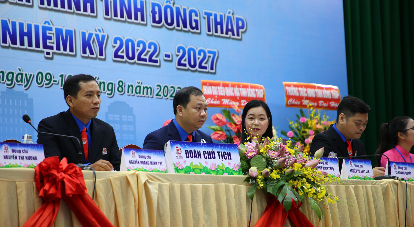 Đoàn Chủ tịch Đại hội.