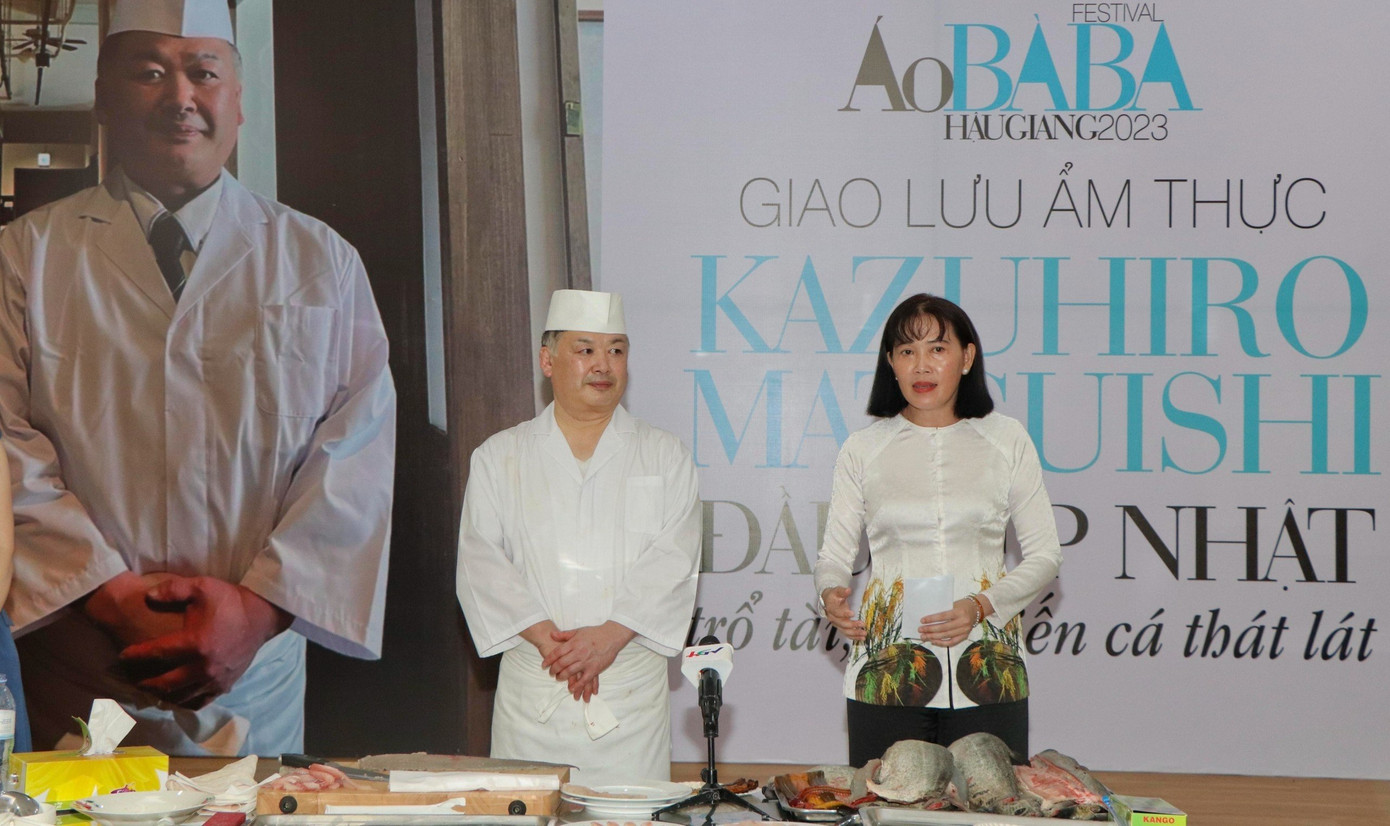 Phó Chủ tịch UBND tỉnh Hậu Giang Hồ Thu Ánh giới thiệu và mong muốn đầu bếp Kazuhiro Matsuishi sáng tạo thêm nhiều món ngon từ những đặc sản của tỉnh.