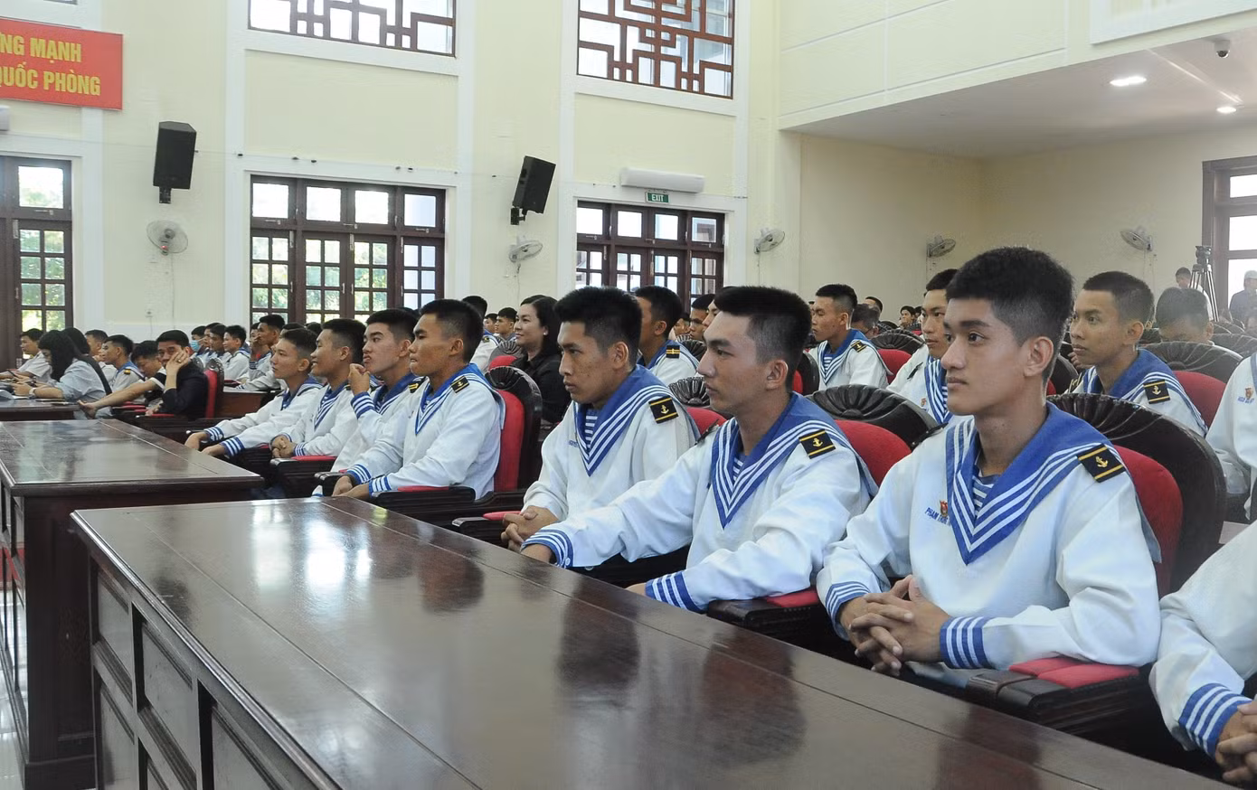 Các chiến sĩ hải quân tại buổi gặp mặt.