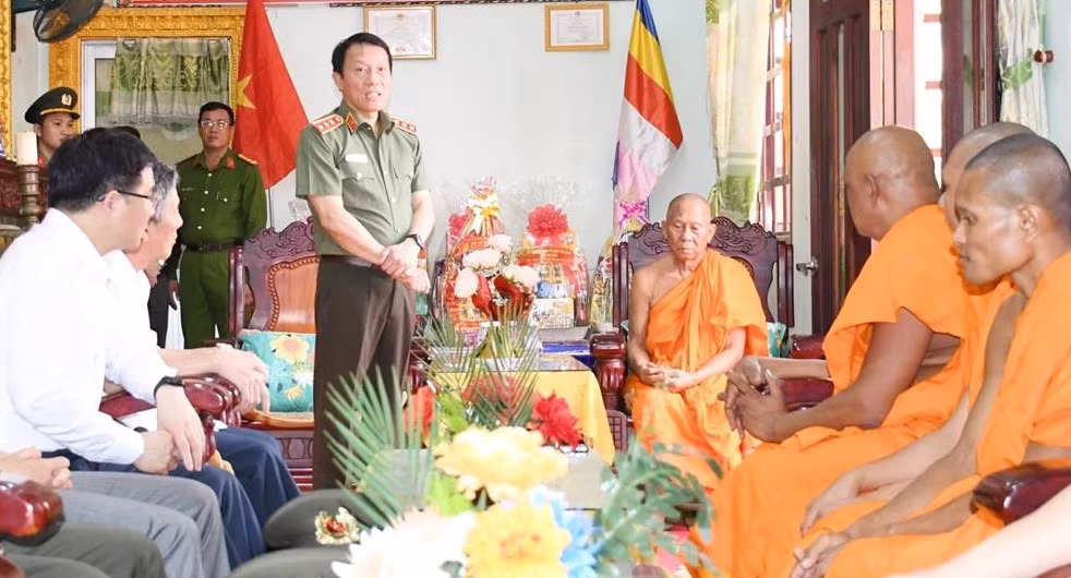 Thượng tướng Lương Tam Quang - Thứ trưởng Bộ Công an, chúc mừng Tết Chôl Chnam Thmây. Ảnh: Hồ Giang