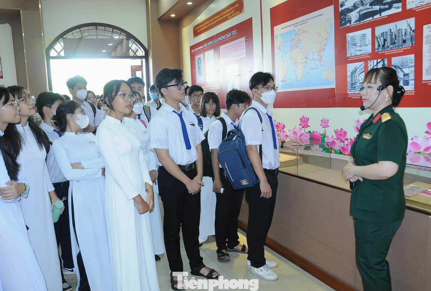 Học sinh Cần Thơ tham quan triển lãm. Ảnh: CK.