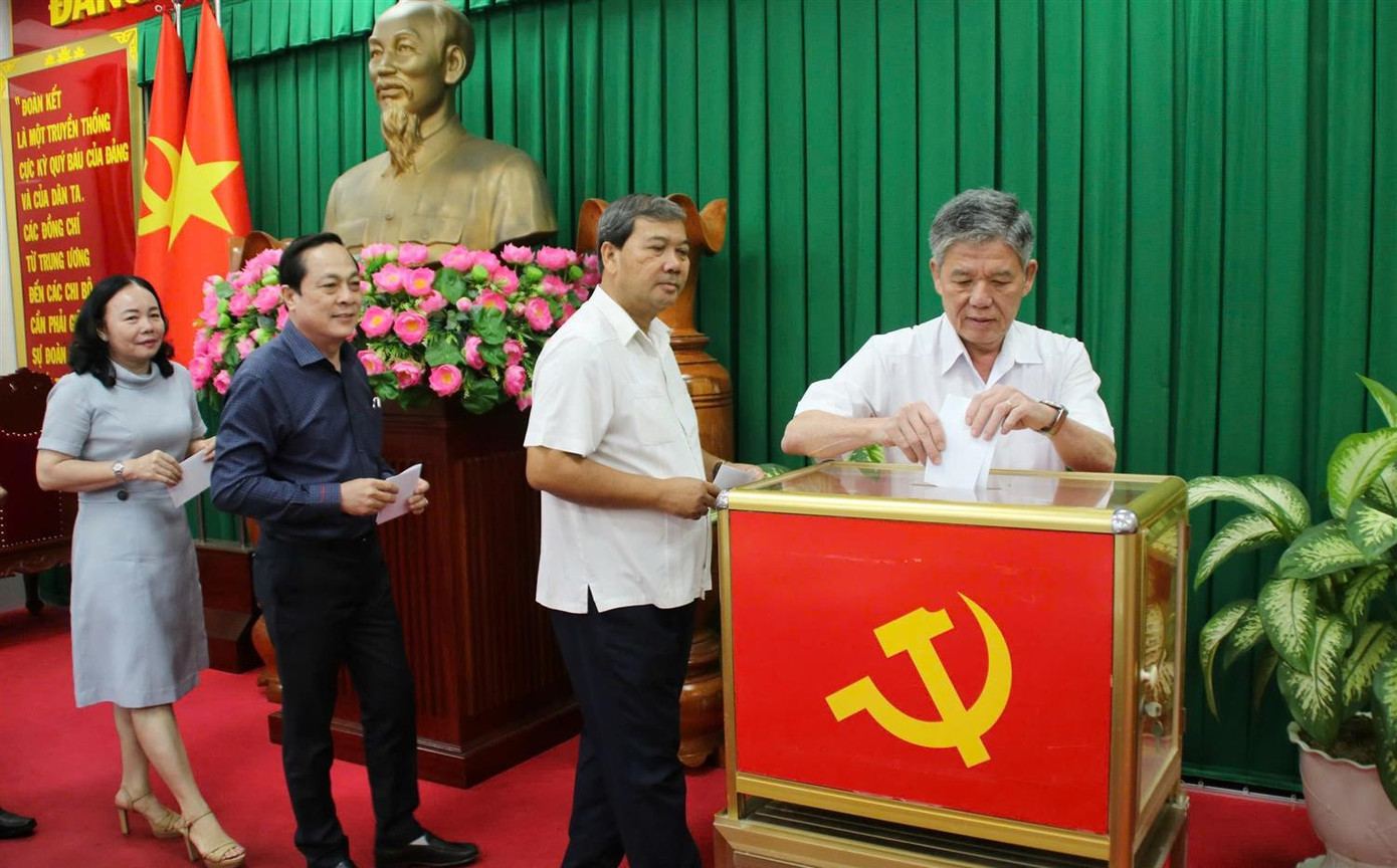 Đại biểu bỏ phiếu bầu bổ sung Chủ nhiệm UBKT Tỉnh ủy nhiệm kỳ 2020-2025. Ảnh: Trúc Phương Đại biểu bỏ phiếu bầu bổ sung Chủ nhiệm UBKT Tỉnh ủy nhiệm kỳ 2020-2025. Ảnh: Trúc Phương