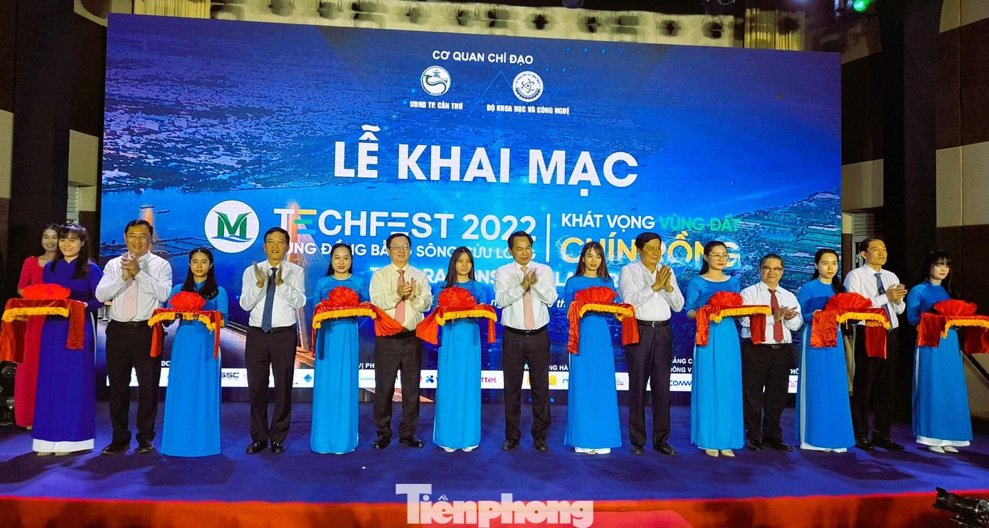 Bộ trưởng Bộ KH&CN Huỳnh Thành Đạt cùng lãnh đạo TP Cần Thơ cắt băng khai mạc sự kiện. Ảnh: CK Bộ trưởng Bộ KH&CN Huỳnh Thành Đạt cùng lãnh đạo TP Cần Thơ cắt băng khai mạc sự kiện. Ảnh: CK