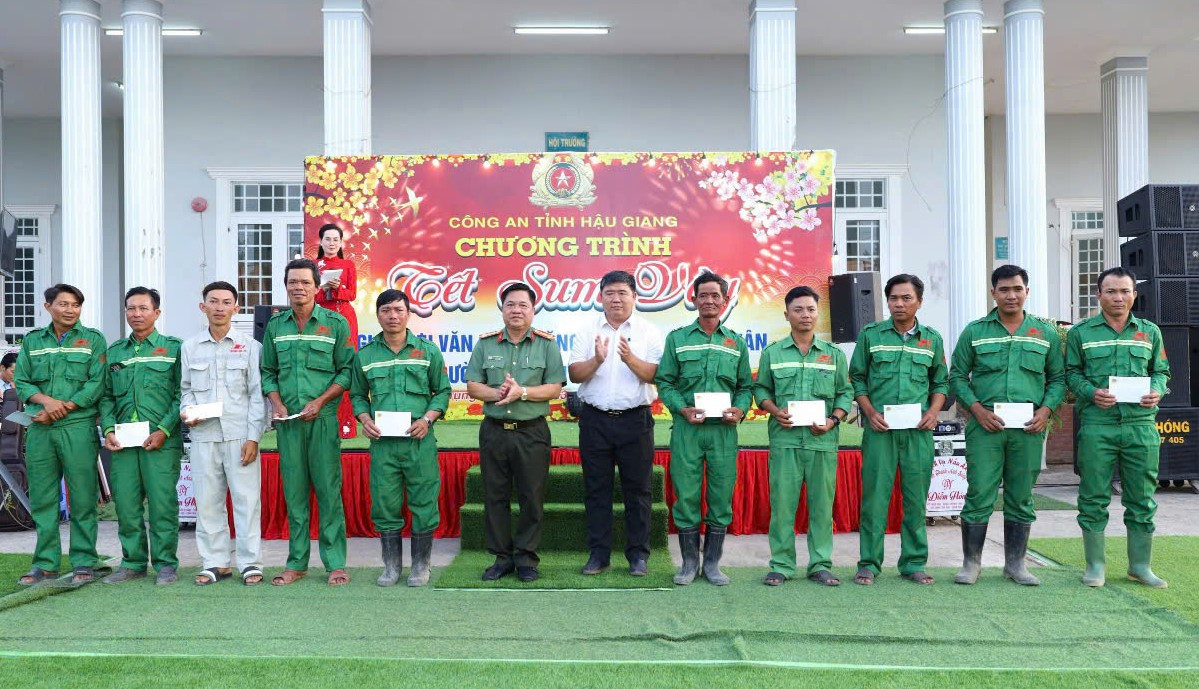 Lãnh đạo Công an tỉnh Hậu Giang và UBND huyện Phụng Hiệp trao quà cho công nhân.