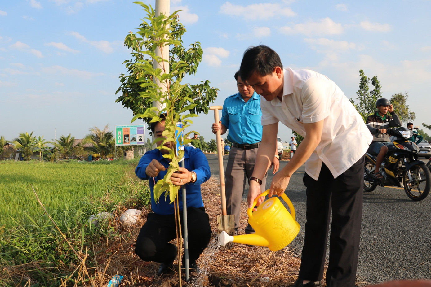 Ông Trần Văn Huyến - Phó Bí thư Thường trực Tỉnh ủy, Chủ tịch HĐND tỉnh Hậu Giang trồng cây tại lễ phát động.