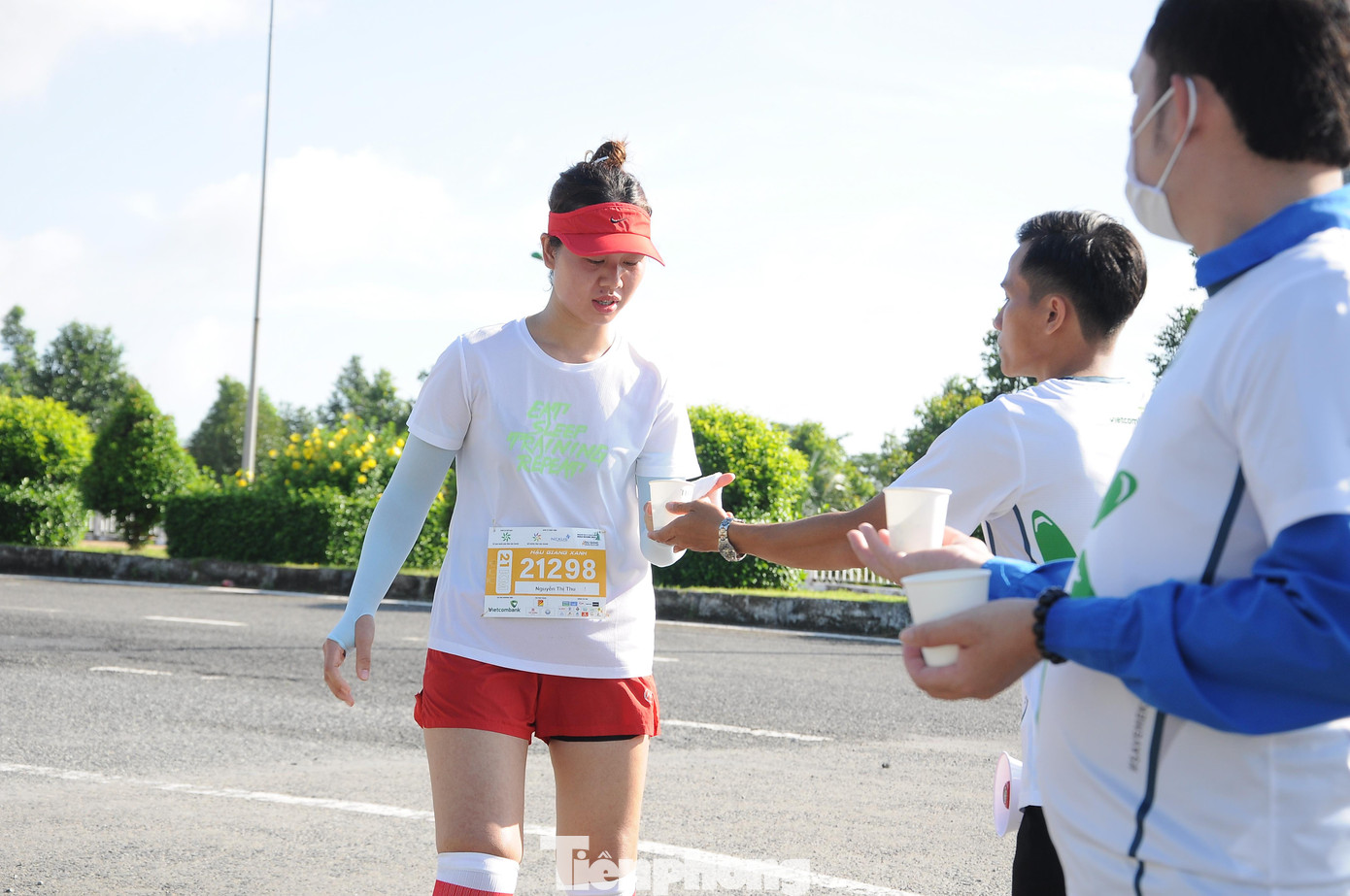 Tiếp nước cho VĐV trên đường chạy.