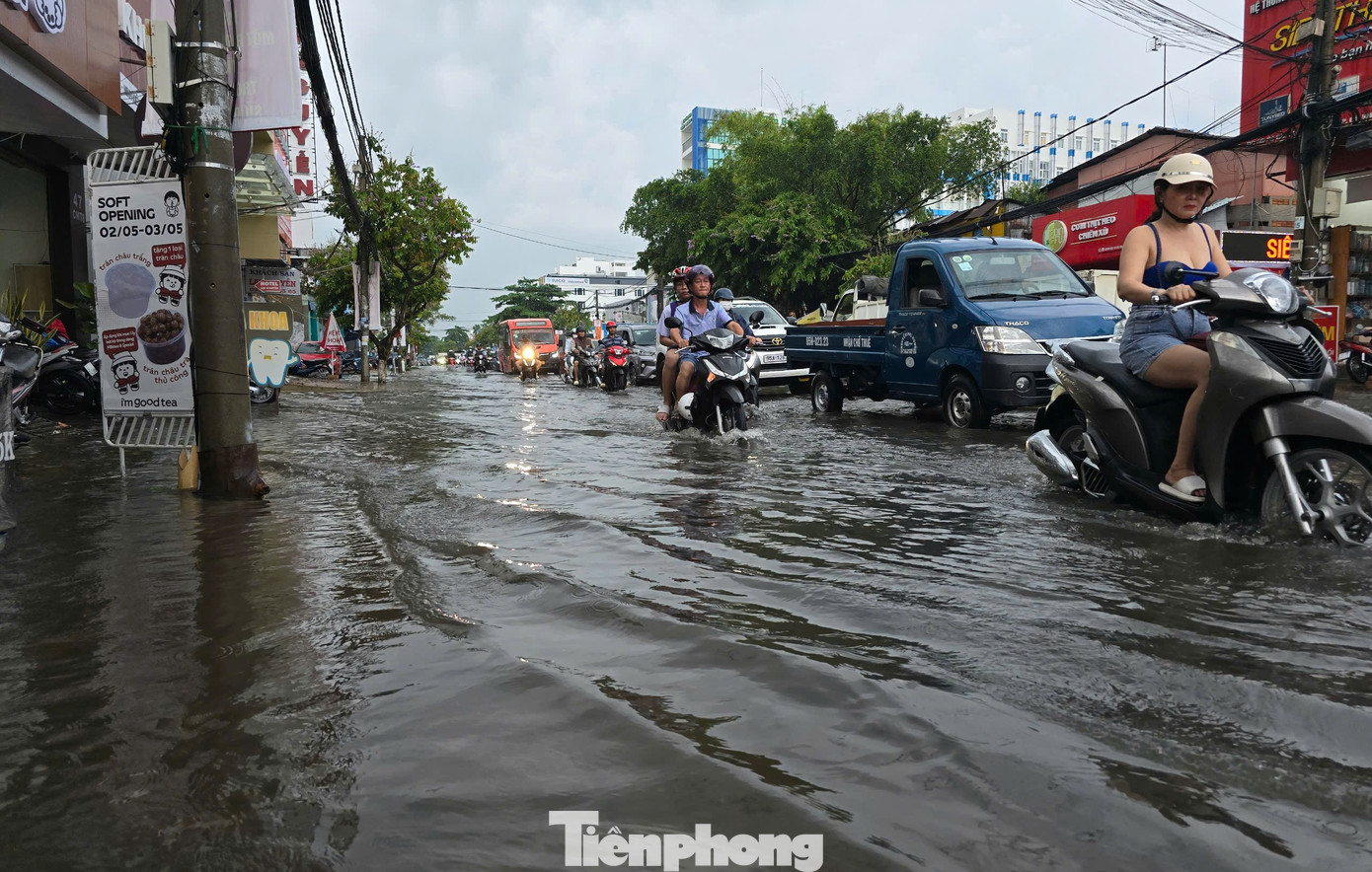 Đường Cách Mạng Tháng Tám (Ninh Kiều, Cần Thơ) ngập sâu sau trận mưa lớn đầu mùa. Ảnh: CK