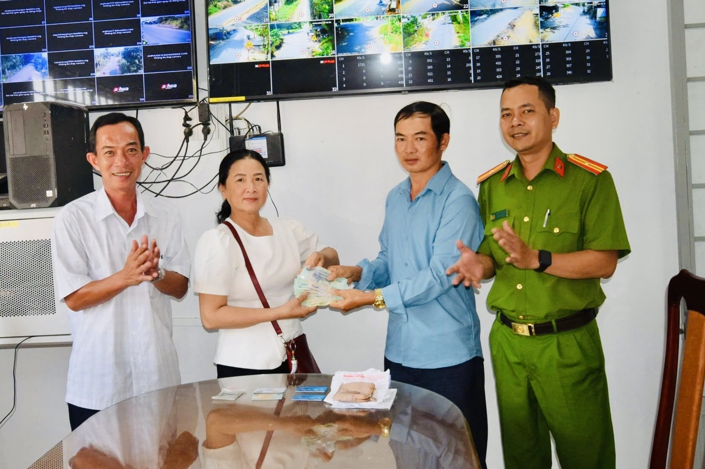 Chị Võ Ngọc Diễm nhận lại ví cùng tài sản đã đánh rơi.