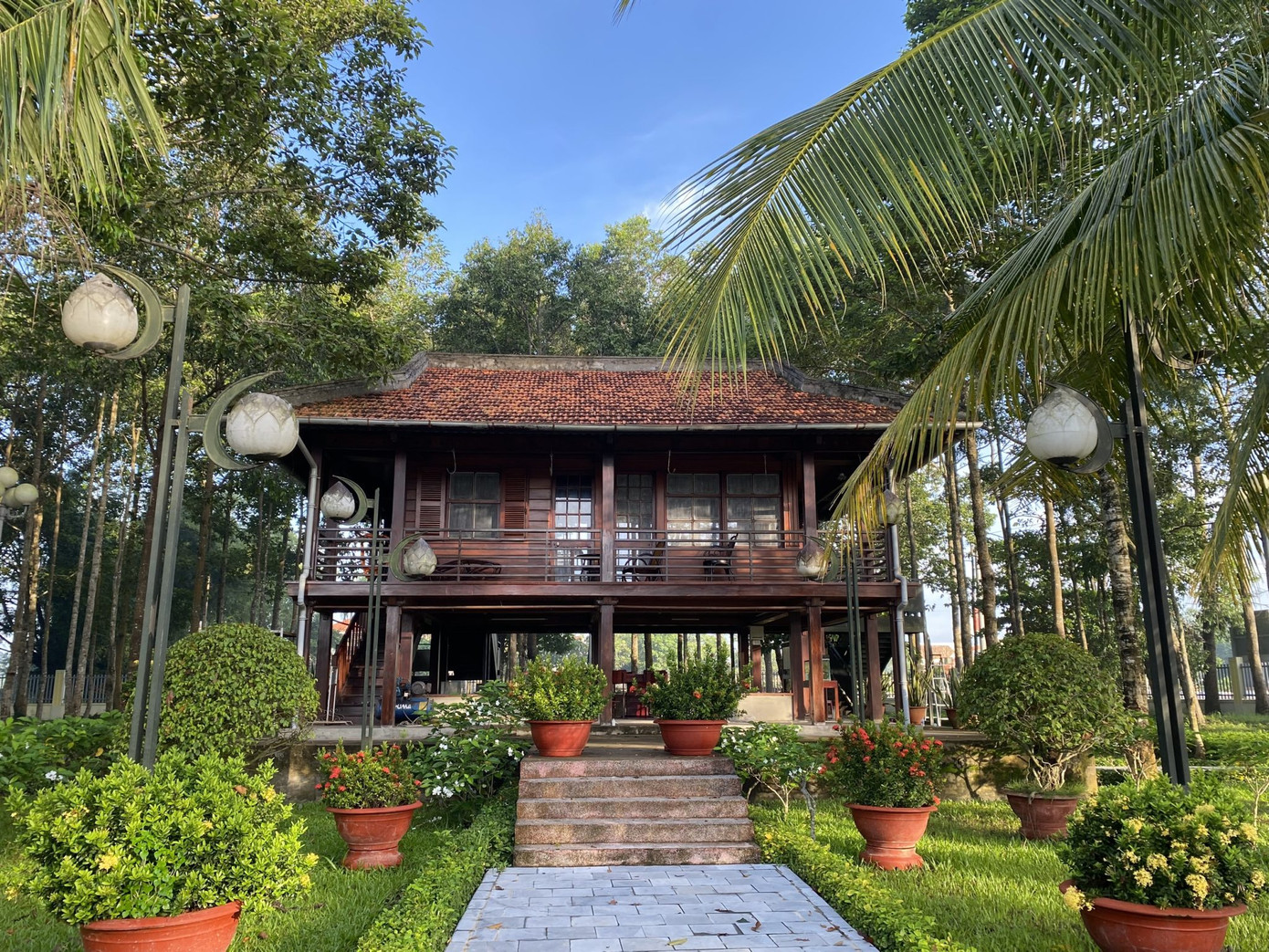 Đặc biệt, mô hình Nhà sàn Bác Hồ được thiết kế, in sao và lắp khoa học với tỷ lệ 97% theo nguyên bản Nhà sàn Bác Hồ tại Hà Nội. Đền thờ đã được Bộ Văn hóa - Thông tin (nay là Bộ Văn hóa - Thể thao và Du lịch) xếp hạng di tích lịch sử – văn hóa cấp quốc gia vào năm 1989; đã trở thành niềm tự hào, là biểu trưng của tấm lòng người dân Trà Vinh đối với Bác. Ảnh: Ngọc Nhung