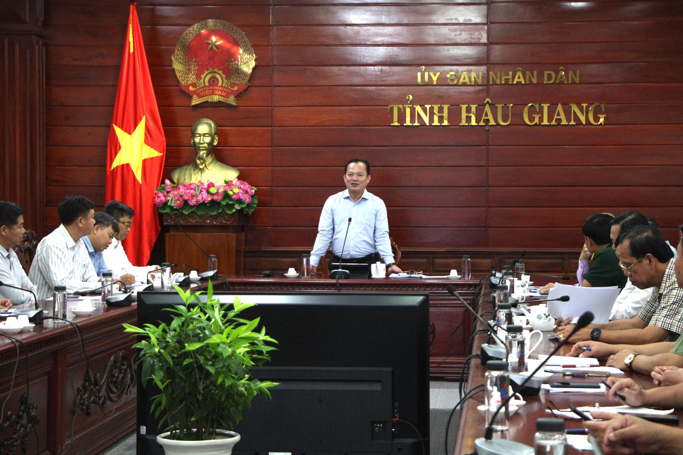 Quang cảnh buổi làm việc. Quang cảnh buổi làm việc.