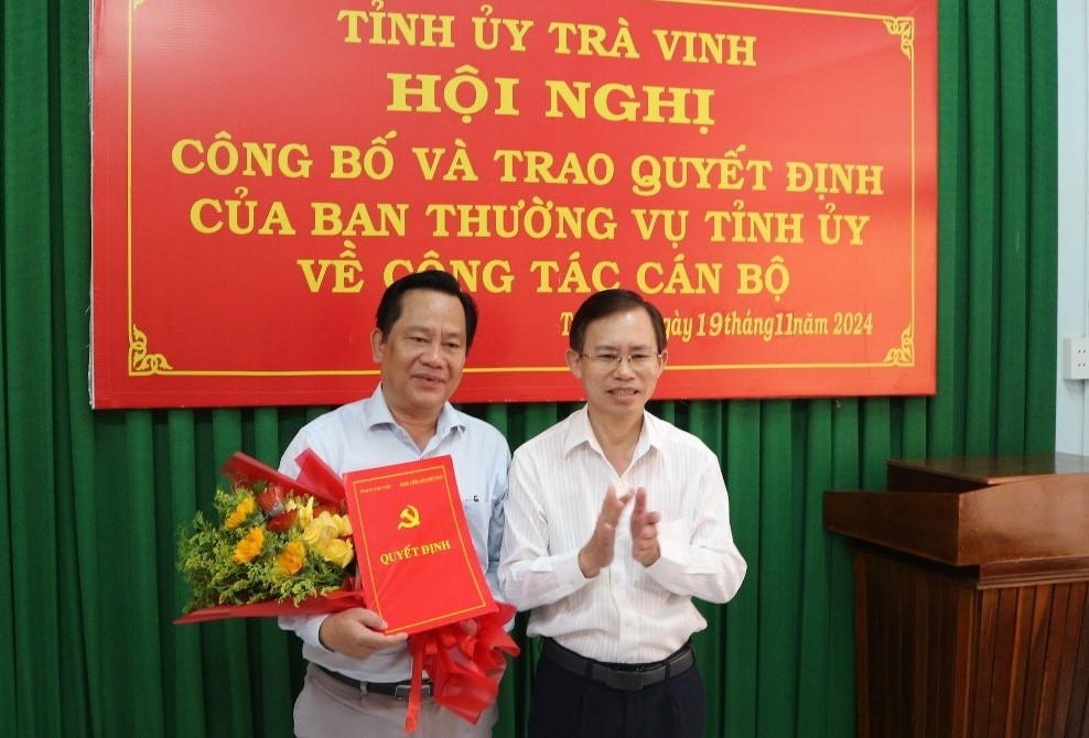 Trưởng Ban Tổ chức Tỉnh ủy Trà Vinh - Nguyễn Văn Hiếu (phải) trao quyết định cho ông Nguyễn Văn Nầy. Ảnh: Anh Châu Trưởng Ban Tổ chức Tỉnh ủy Trà Vinh - Nguyễn Văn Hiếu (phải) trao quyết định cho ông Nguyễn Văn Nầy. Ảnh: Anh Châu