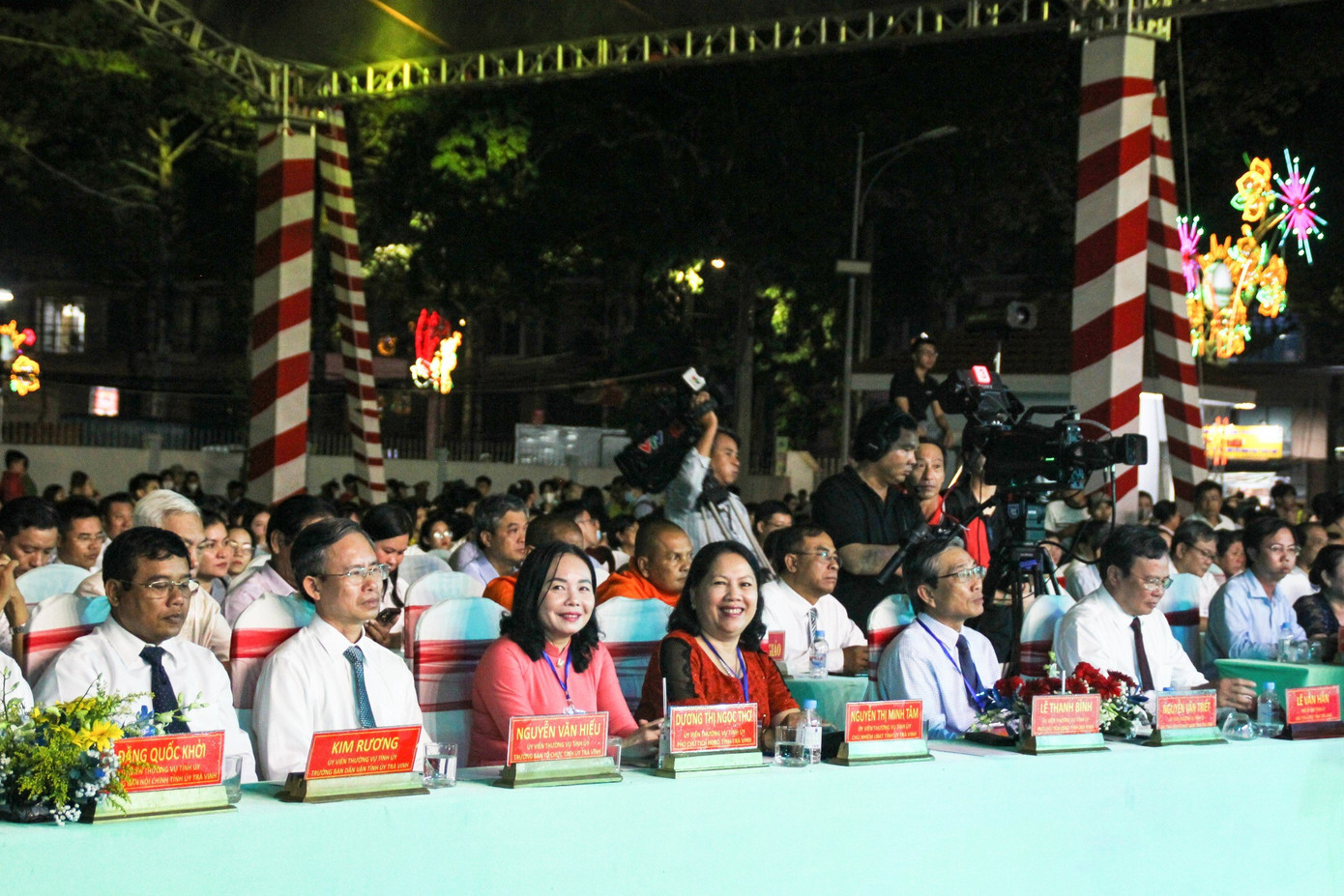 Đông đảo đại biểu cùng người dân tham dự ngày hội. Ảnh: Phương An.