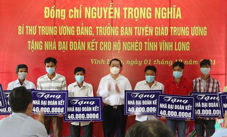 Trưởng ban Tuyên giáo Trung ương Nguyễn Trọng Nghĩa cùng đoàn công tác tham dự và trao tặng 20 căn nhà Đại đoàn kết cho hộ nghèo tỉnh Vĩnh Long