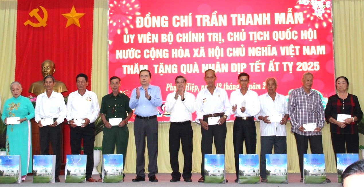 Chủ tịch Quốc hội Trần Thành Mẫn cùng Bí thư Tỉnh ủy, Chủ tịch UBND tỉnh Hậu Giang Đồng Văn Thanh tặng quà tại huyện Phụng Hiệp.