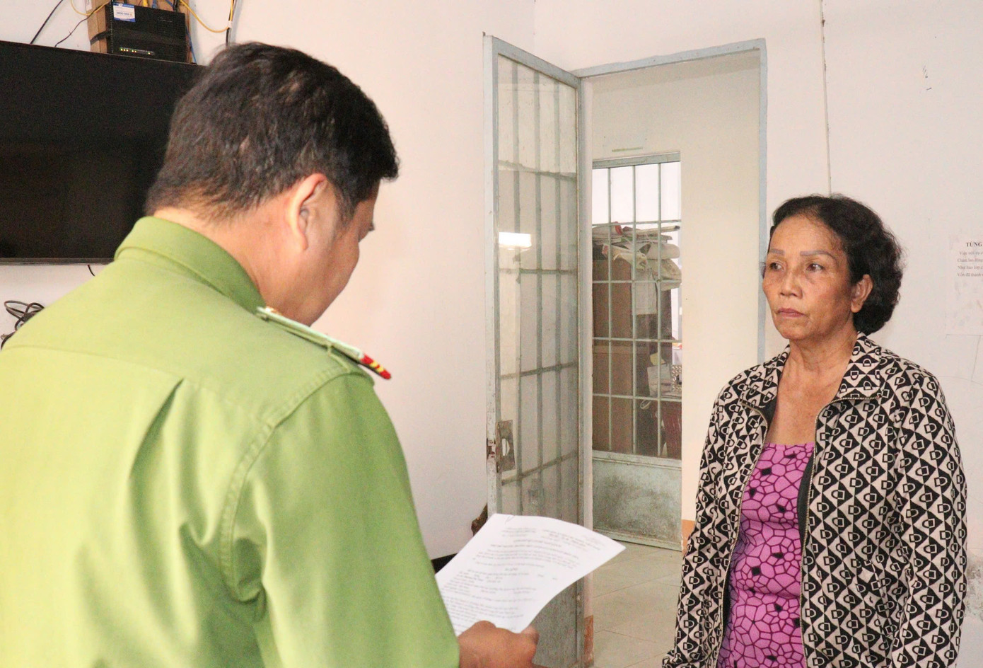 Công an thi hành các quyết định đối với Huỳnh Thị Thủy. Ảnh: CAVL Công an thi hành các quyết định đối với Huỳnh Thị Thủy. Ảnh: CAVL