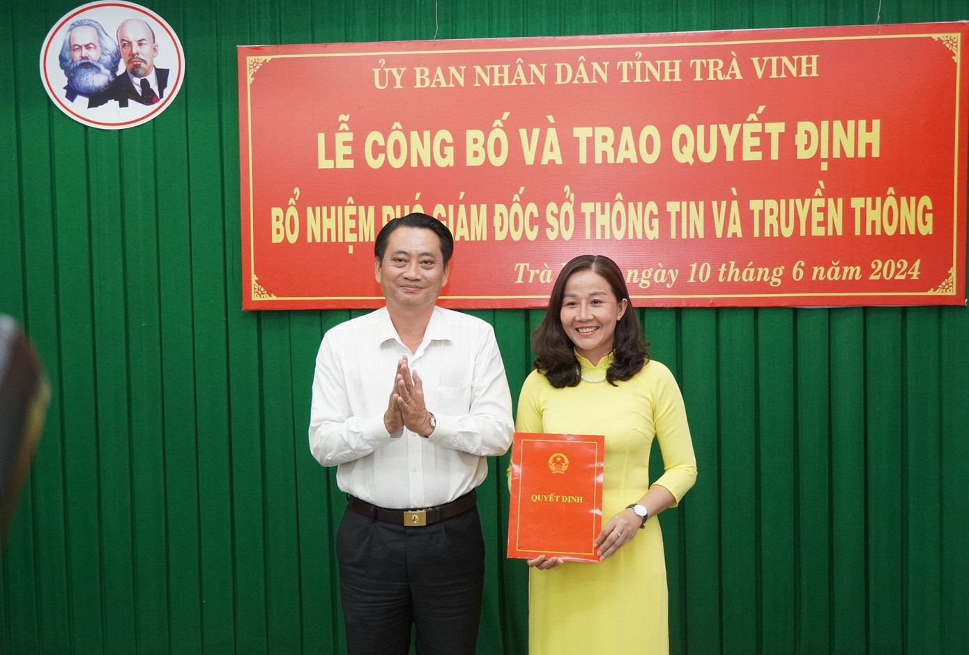 Phó Chủ tịch UBND tỉnh Trà Vinh - Nguyễn Quỳnh Thiện trao quyết định cho bà Phạm Thị Mỹ Hạnh làm Phó Giám đốc Sở Thông tin và Truyền thông Trà Vinh. Phó Chủ tịch UBND tỉnh Trà Vinh - Nguyễn Quỳnh Thiện trao quyết định cho bà Phạm Thị Mỹ Hạnh làm Phó Giám đốc Sở Thông tin và Truyền thông Trà Vinh.
