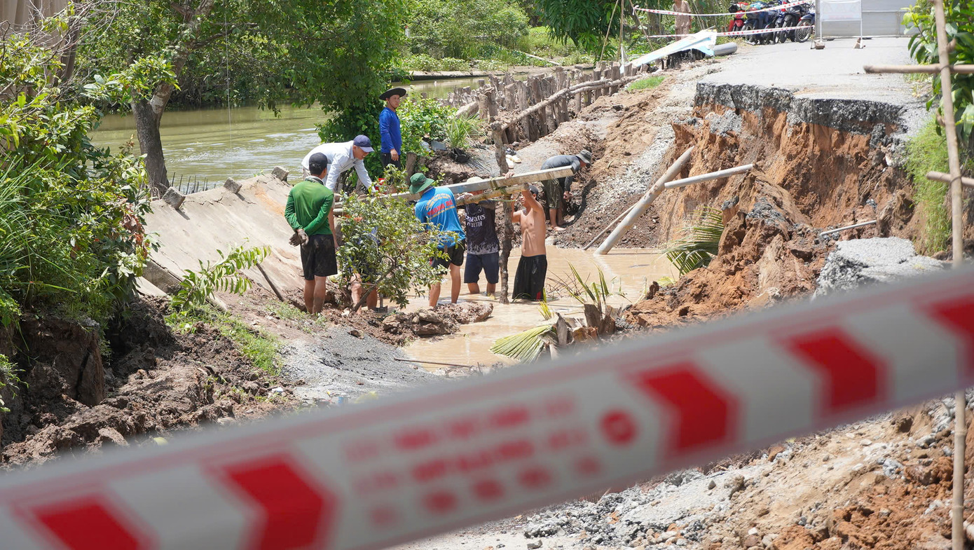Lãnh đạo phường Long Hưng cho biết, trước mắt sẽ làm đường tạm cho xe hai bánh lưu thông.