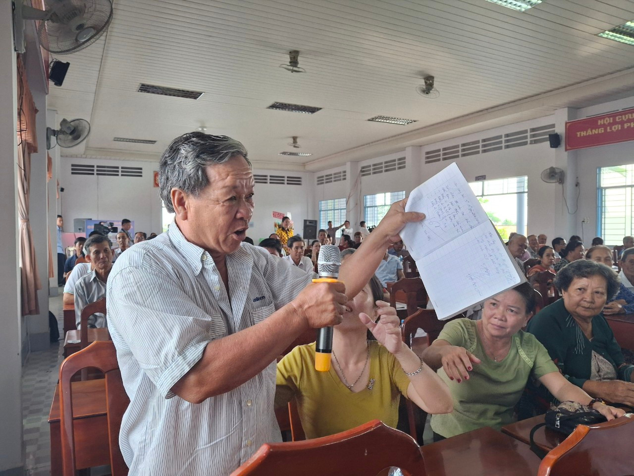 Người trồng cây bị chết trình bày tại cuộc đối thoại với lãnh đạo huyện Long Hồ để tìm giải pháp. Ảnh: T.Q