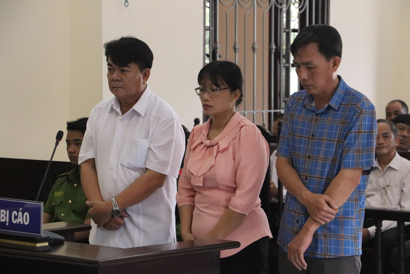 Ba bị cáo (từ trái qua: Lành, Đoan, Đẳng) tại tòa. Ba bị cáo (từ trái qua: Lành, Đoan, Đẳng) tại tòa.