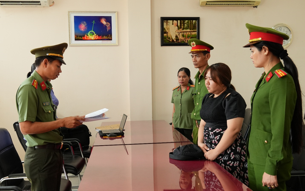 Cơ quan công an tống đạt quyết định khởi tố và lệnh bắt tạm giam Tùng và Nga.