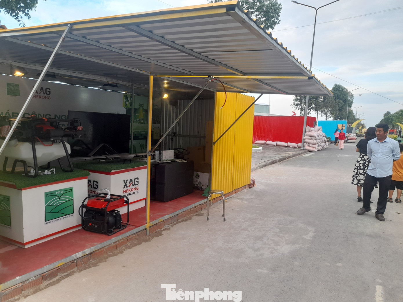 Còn giai đoạn 3 là thời kỳ công nghiệp hóa, cơ giới hóa nông nghiệp: Sử dụng các loại máy móc như máy cày, máy gặt đập liên hợp, công nghệ sạ ngầm, sạ hàng, sạ máy, cấy máy, phương tiện có sà lan, tàu nhỏ… Còn giai đoạn 3 là thời kỳ công nghiệp hóa, cơ giới hóa nông nghiệp: Sử dụng các loại máy móc như máy cày, máy gặt đập liên hợp, công nghệ sạ ngầm, sạ hàng, sạ máy, cấy máy, phương tiện có sà lan, tàu nhỏ…