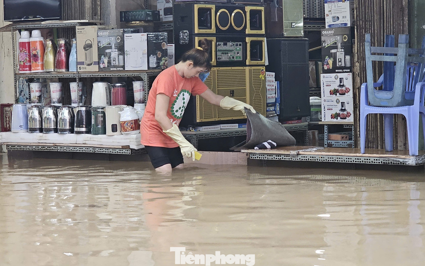 Mực nước có nơi sâu gần 1m.