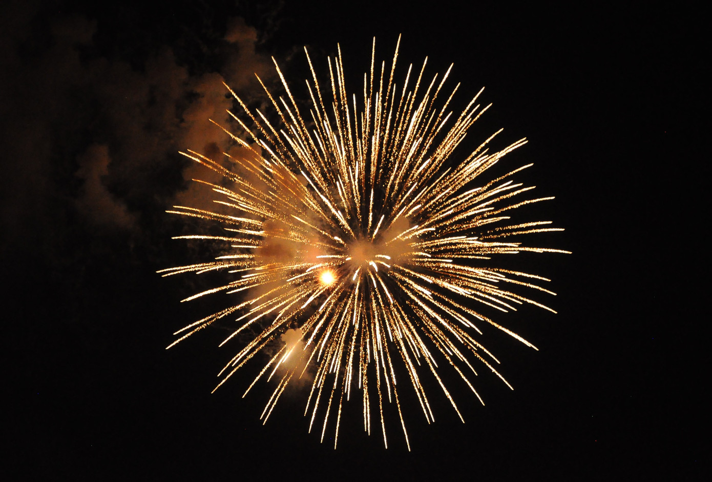 1.000 quả pháo hoa với nhiều màu sắc được bắn lên bầu trời trong thời khắc Giao thừa Tết Giáp Thìn 2024. 1.000 quả pháo hoa với nhiều màu sắc được bắn lên bầu trời trong thời khắc Giao thừa Tết Giáp Thìn 2024.