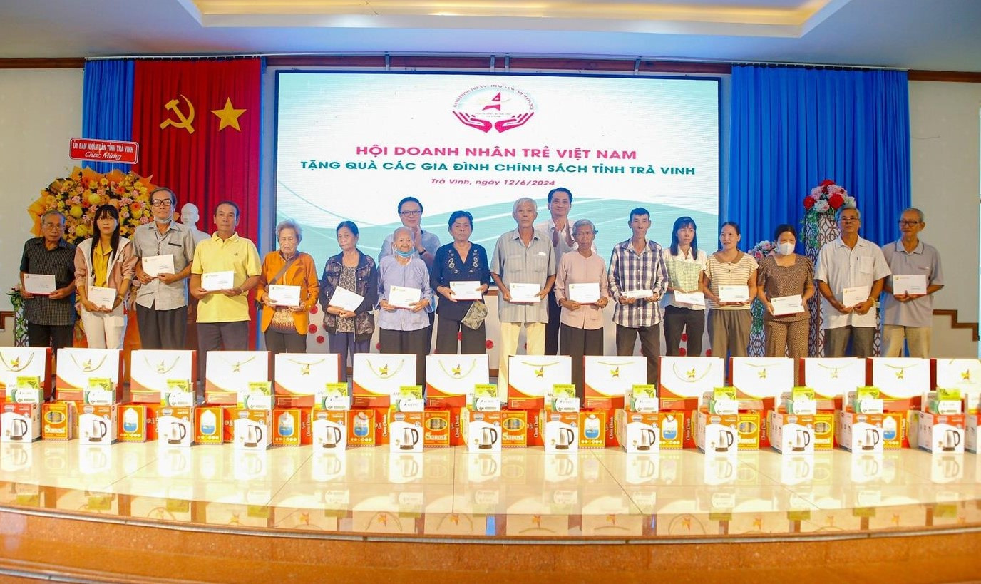 Tặng quà cho gia đình chính sách tỉnh Trà Vinh. Ảnh: Phương An