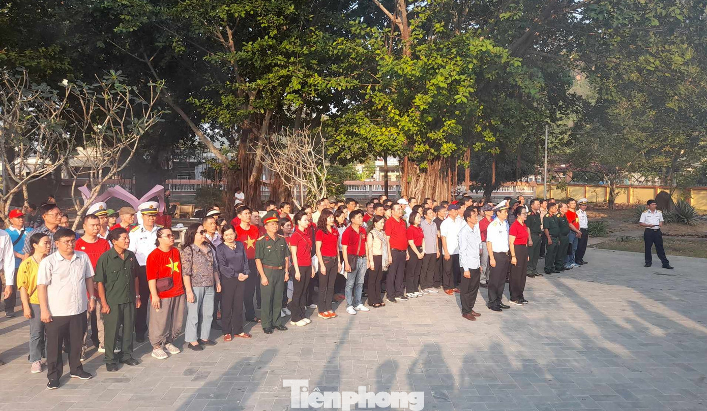 Trước khi đi thăm, chúc Tết các đơn vị, đoàn đại biểu đến dâng hương tại Đền Thổ Châu.