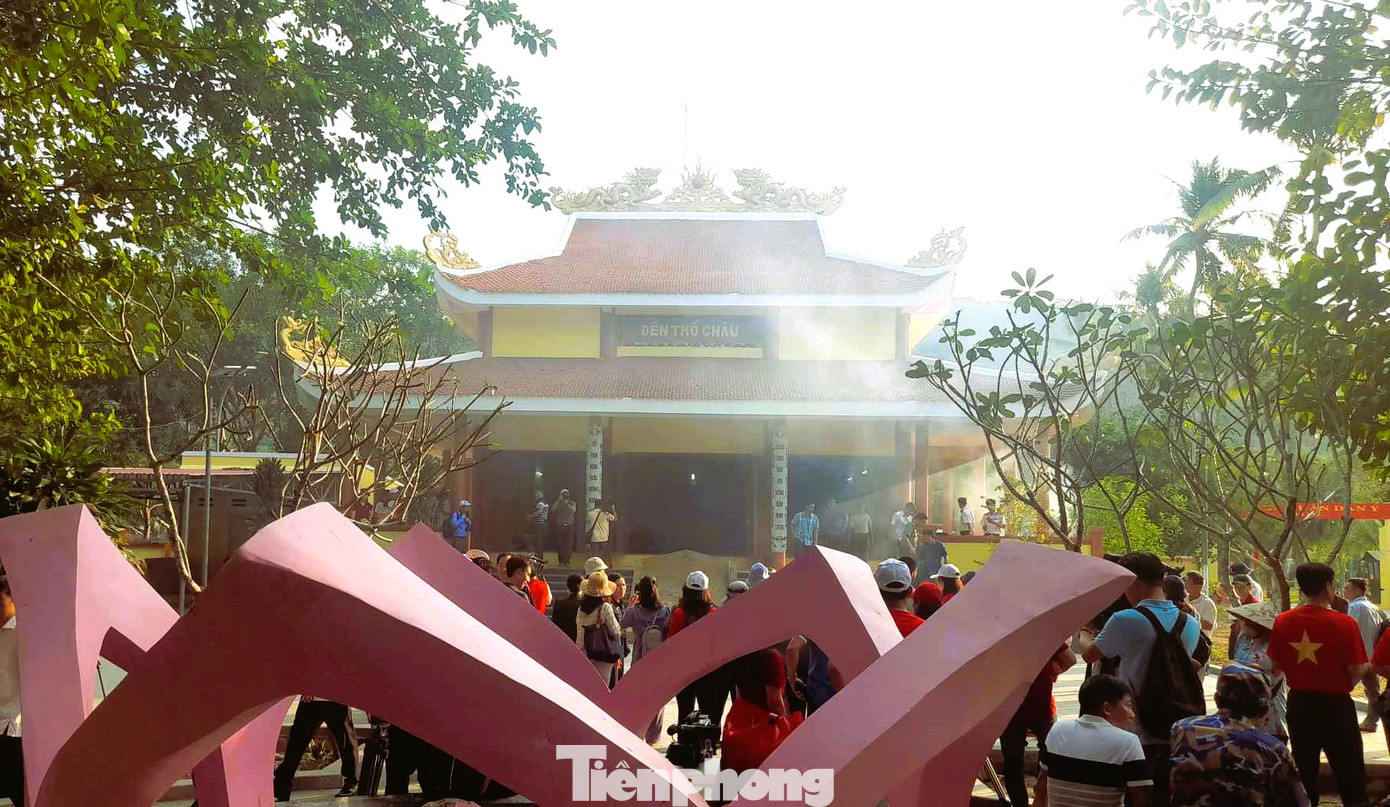 Đền Thổ Châu thờ Chủ tịch Hồ Chí Minh; các liệt sĩ đã hy sinh giải phóng đảo Thổ Chu và hơn 500 đồng bào bị quân Pol Pot sát hại tháng 5/1975.