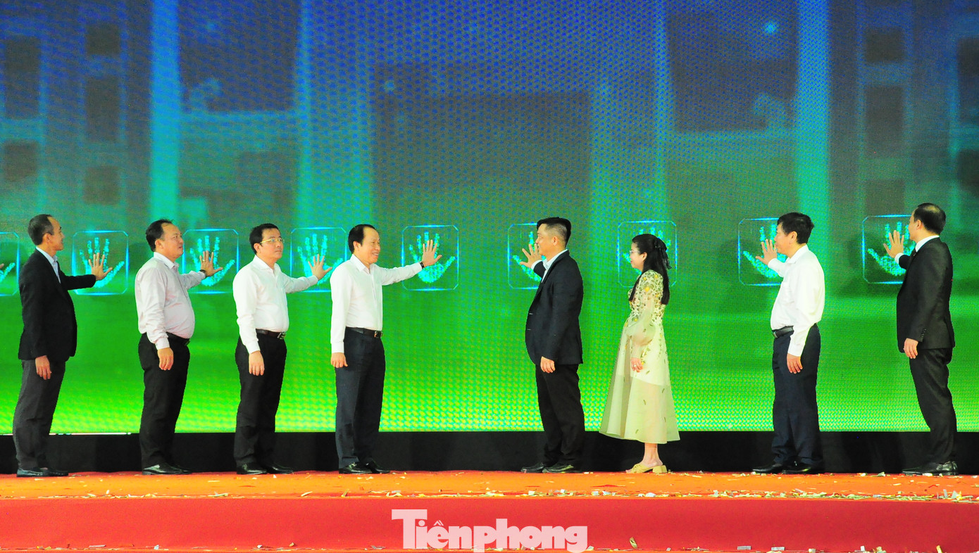 Đại biểu thực hiện nghi thức khai trương nhà máy. Ảnh: CK.