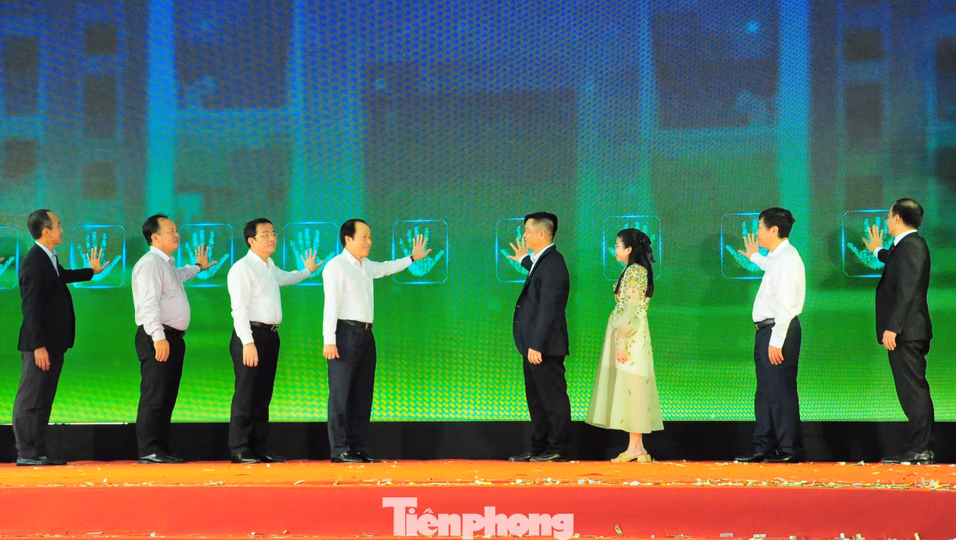Đại biểu thực hiện nghi thức khai trương nhà máy. Ảnh: CK.