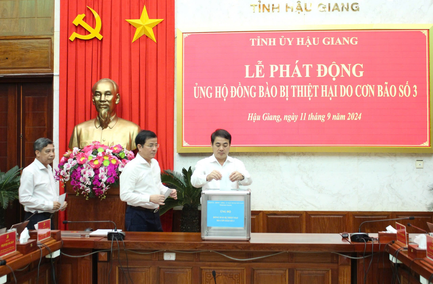 Bí thư Tỉnh ủy, Chủ tịch HĐND, Chủ tịch UBND tỉnh Hậu Giang đóng góp ủng hộ tại lễ phát động.