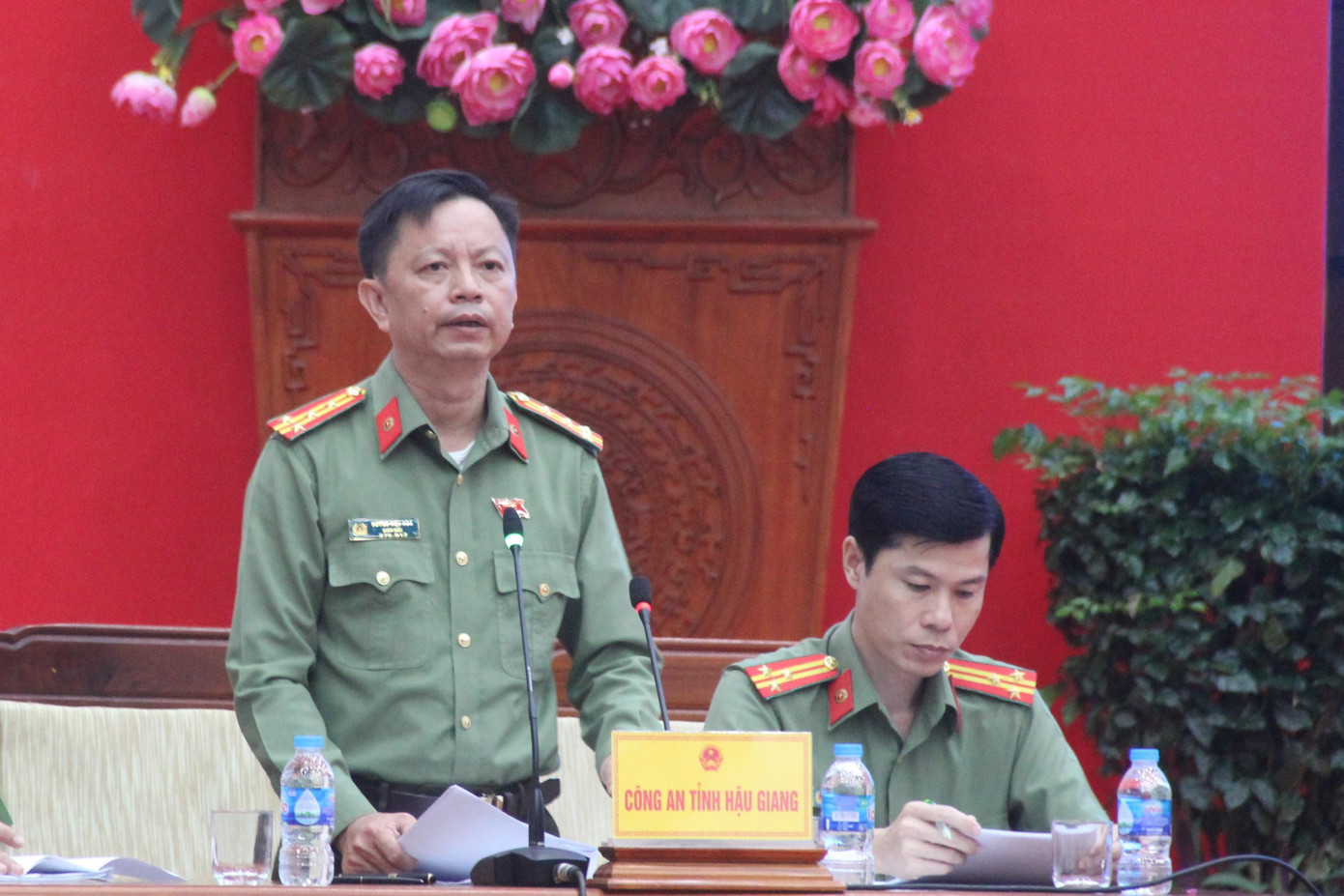 Đại tá Huỳnh Việt Hòa - Giám đốc Công an tỉnh Hậu Giang trả lời chất vấn. Đại tá Huỳnh Việt Hòa - Giám đốc Công an tỉnh Hậu Giang trả lời chất vấn.