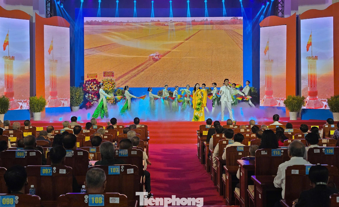 Văn nghệ chào mừng tại lễ kỷ niệm. Ảnh: CK