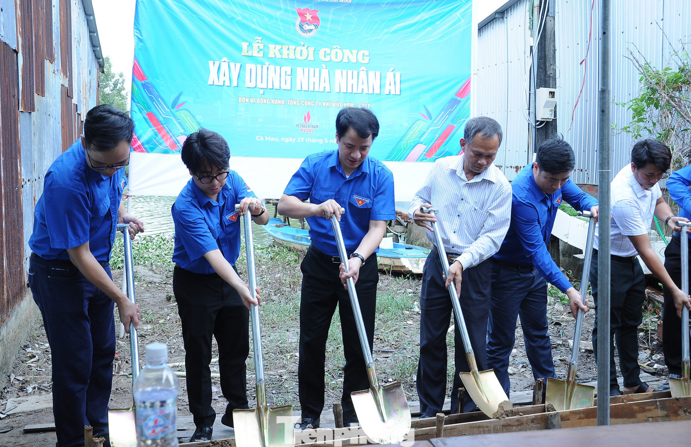 Bí thư T.Ư Đoàn Ngô Văn Cương trao tặng và khởi công xây dựng nhà nhân ái cho đoàn viên Trịnh Quốc Trung tại ấp Chống Mỹ, xã Hàm Rồng, huyện Năm Căn.