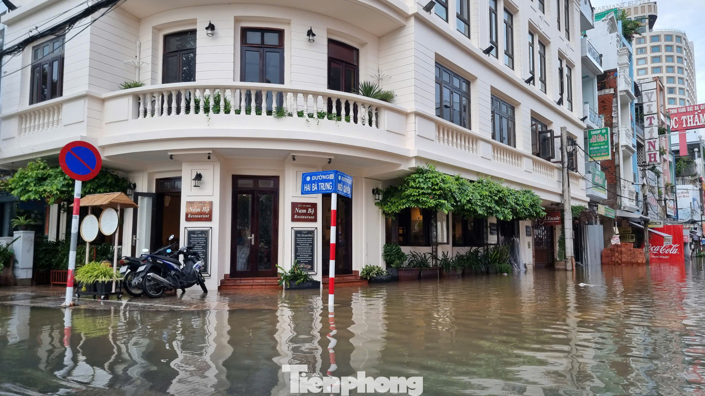 Nhiều tuyến đường như Hai Bà Trưng, Ngô Quyền, Lê Thánh Tôn, Tân Trào... tại quận Ninh Kiều, Cần Thơ ngập sâu.