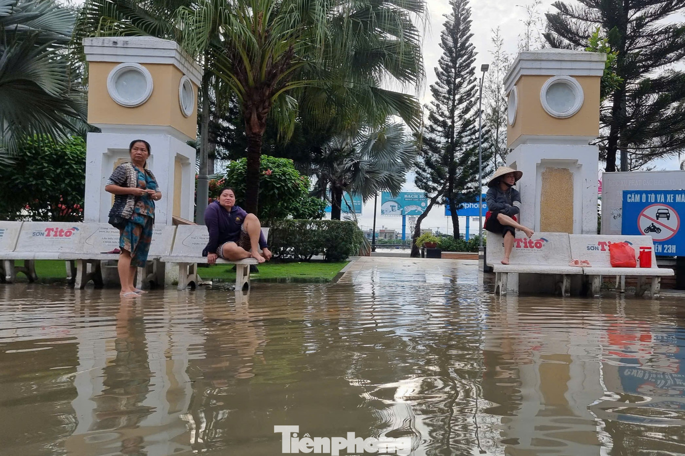 Người dân cho biết, nước bắt đầu dâng cao từ khoảng 4h sáng 18/10, đỉnh triều vào khoảng 4h30 - 5h, sau đó xuống chậm.