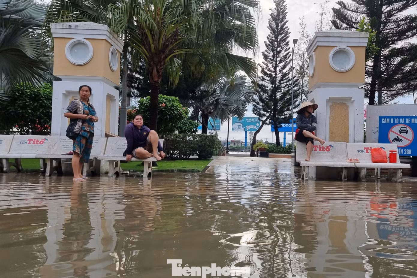 Người dân cho biết, nước bắt đầu dâng cao từ khoảng 4h sáng 18/10, đỉnh triều vào khoảng 4h30 - 5h, sau đó xuống chậm.