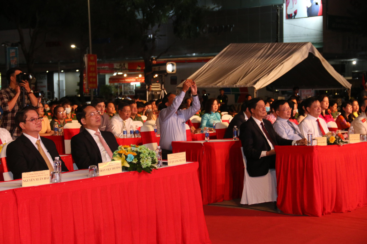 Lãnh đạo thành phố cùng đông đảo người dân tham dự chương trình.