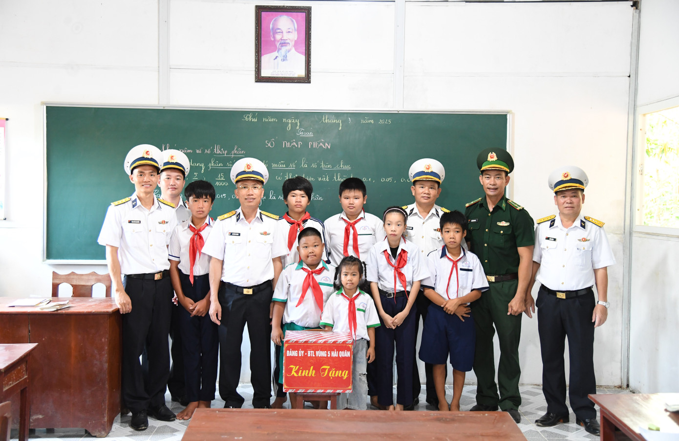 Đại tá Ngô Văn Thành - Chính ủy Vùng 5 Hải quân (thứ 4 từ trái sang) tặng quà lớp học tình thương trên đảo Hòn Chuối. Ảnh: VĐ Đại tá Ngô Văn Thành - Chính ủy Vùng 5 Hải quân (thứ 4 từ trái sang) tặng quà lớp học tình thương trên đảo Hòn Chuối. Ảnh: VĐ
