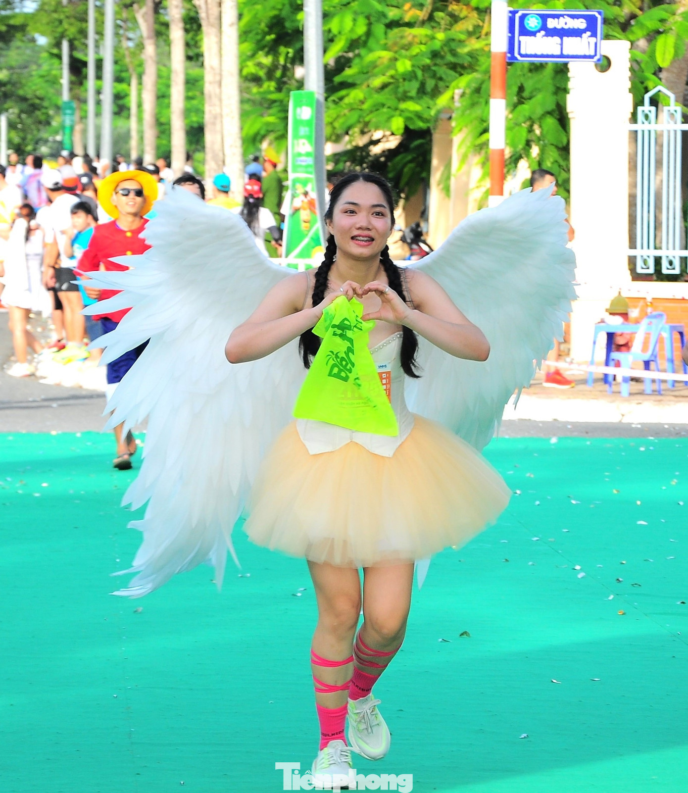 Nổi bật trên đường chạy có những vận động viên với trang phục ấn tượng.