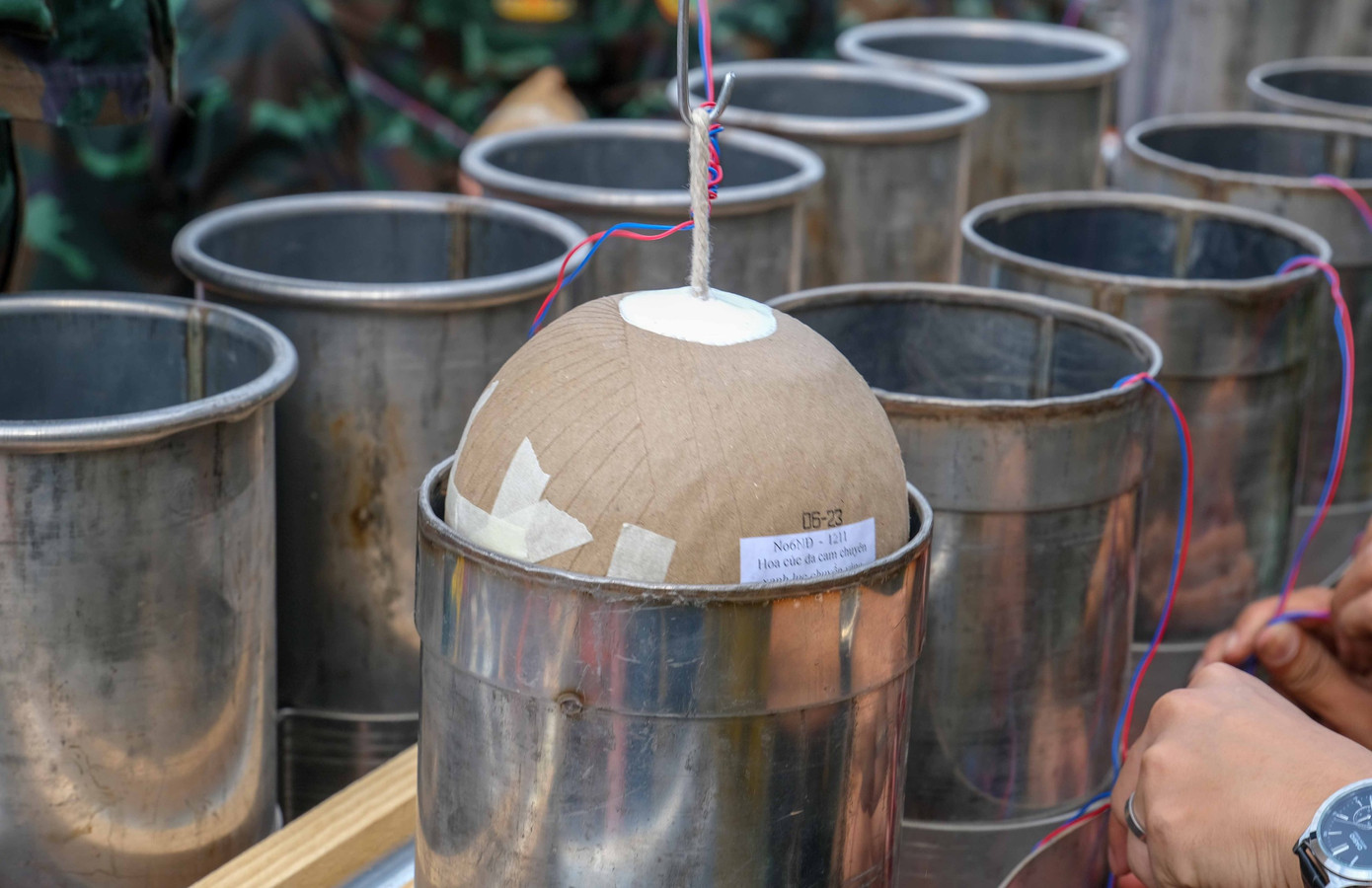 Màn trình diễn sẽ bắn 1.000 quả pháo hoa với nhiều chủng loại, màu sắc khác nhau như hoa cúc vàng, tím, trắng; hoa dã quỳ; pháo hoa hình con cá, ngôi sao, trái tim, mưa bạc... Màn trình diễn sẽ bắn 1.000 quả pháo hoa với nhiều chủng loại, màu sắc khác nhau như hoa cúc vàng, tím, trắng; hoa dã quỳ; pháo hoa hình con cá, ngôi sao, trái tim, mưa bạc...